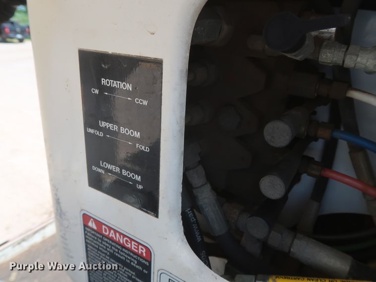 image for item HT9662 2006 International 7300  bucket truck