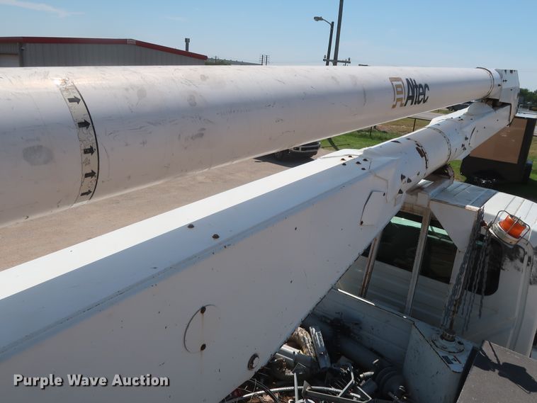 image for item HT9662 2006 International 7300  bucket truck