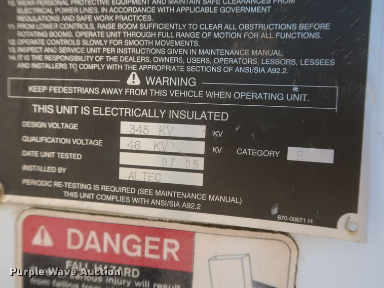 image for item HT9662 2006 International 7300  bucket truck