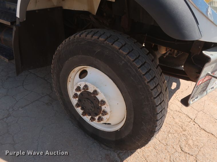 image for item HT9662 2006 International 7300  bucket truck