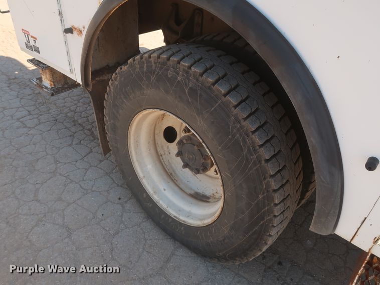 image for item HT9662 2006 International 7300  bucket truck