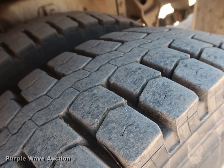 image for item HT9662 2006 International 7300  bucket truck