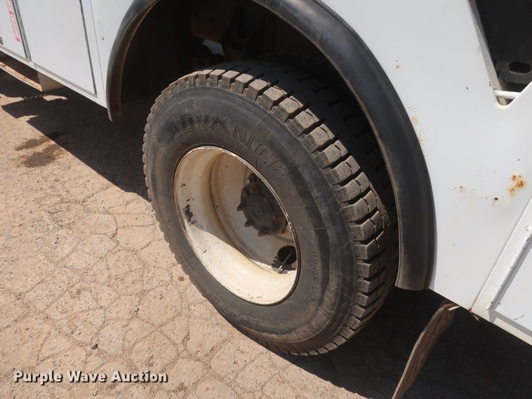 image for item HT9662 2006 International 7300  bucket truck