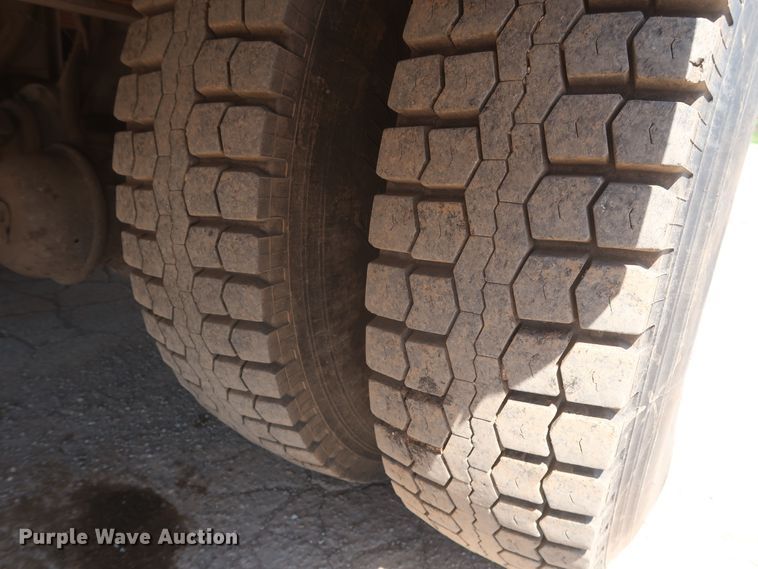 image for item HT9662 2006 International 7300  bucket truck