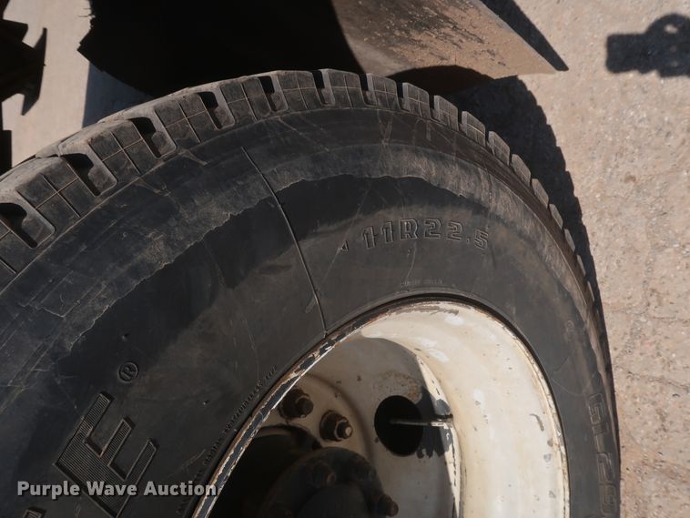 image for item HT9662 2006 International 7300  bucket truck