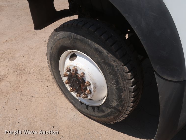 image for item HT9662 2006 International 7300  bucket truck