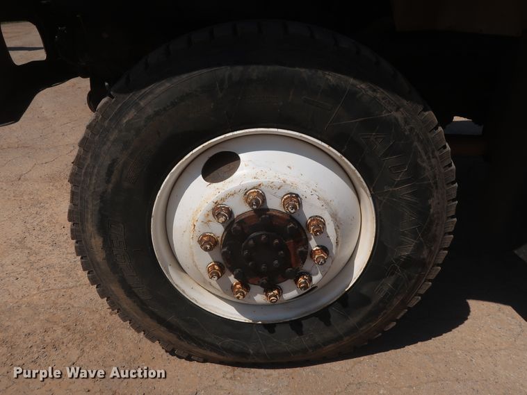 image for item HT9662 2006 International 7300  bucket truck