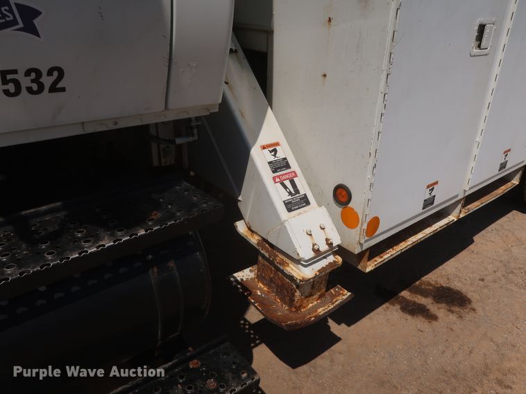 image for item HT9662 2006 International 7300  bucket truck