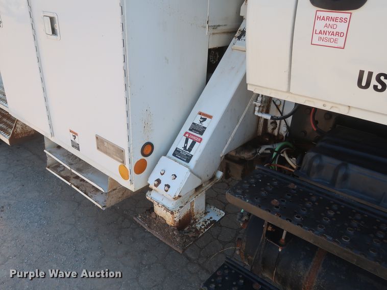 image for item HT9662 2006 International 7300  bucket truck