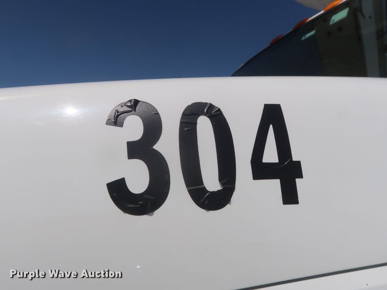 image for item HT9662 2006 International 7300  bucket truck