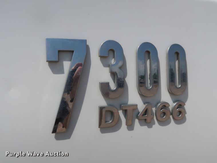 image for item HT9662 2006 International 7300  bucket truck