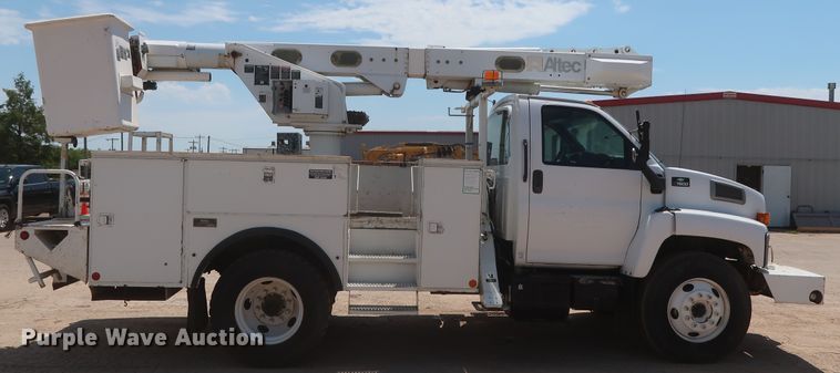 image for item HT9663 2006 Chevrolet C7500  bucket truck