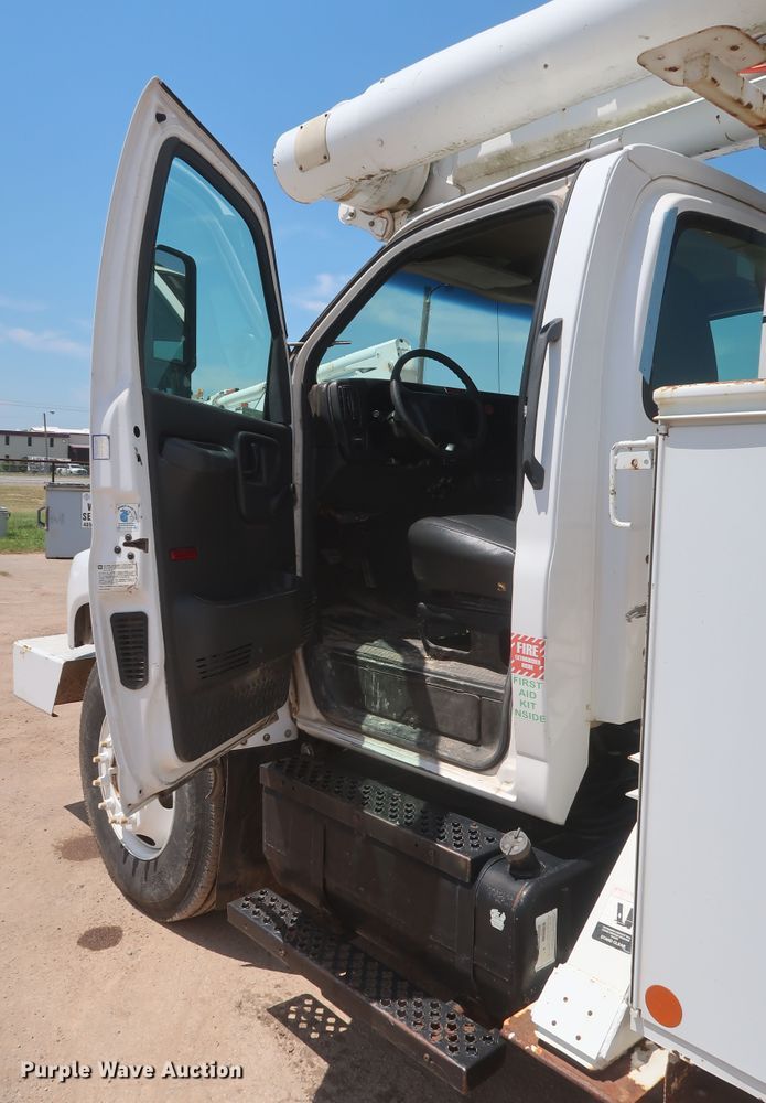 image for item HT9663 2006 Chevrolet C7500  bucket truck