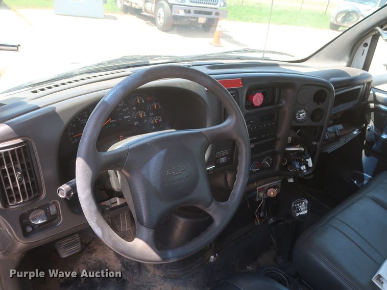 image for item HT9663 2006 Chevrolet C7500  bucket truck