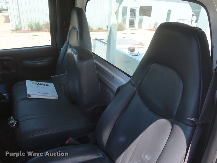 image for item HT9663 2006 Chevrolet C7500  bucket truck