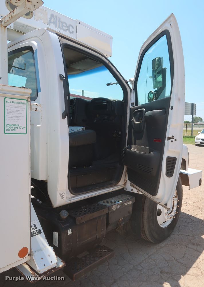 image for item HT9663 2006 Chevrolet C7500  bucket truck