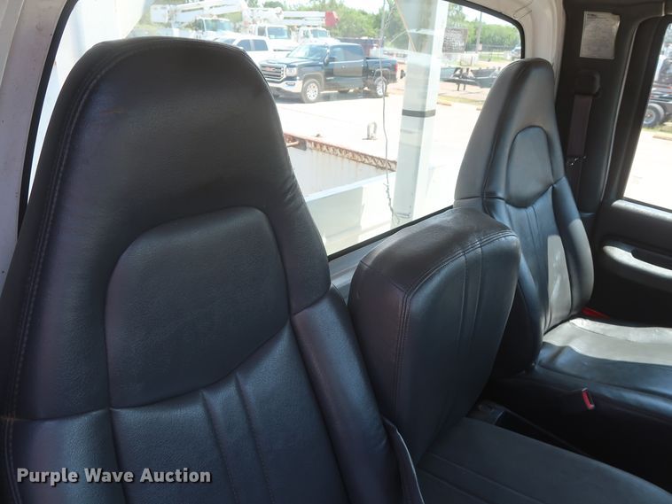 image for item HT9663 2006 Chevrolet C7500  bucket truck