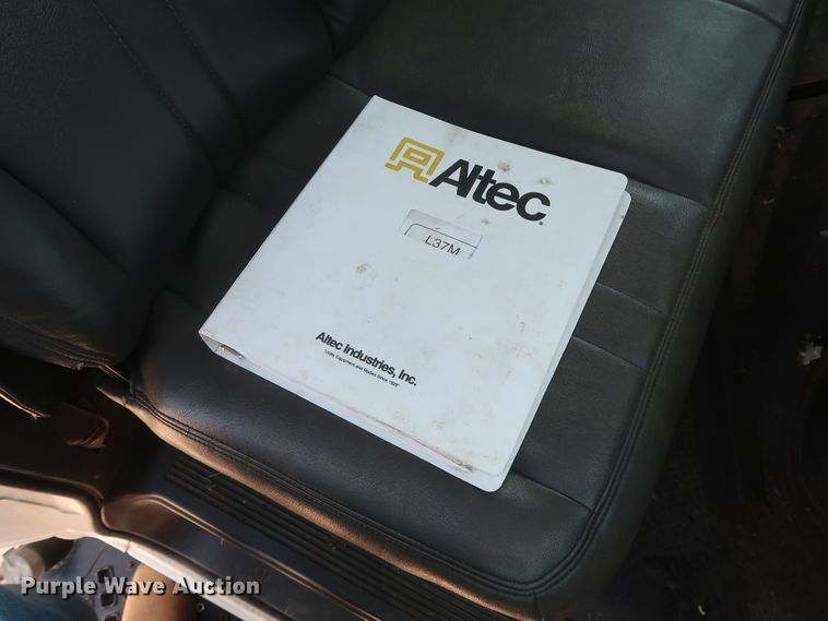 image for item HT9663 2006 Chevrolet C7500  bucket truck