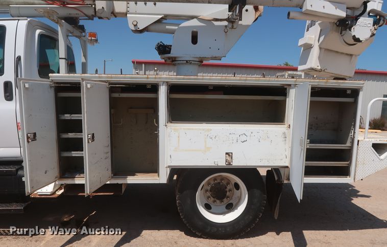 image for item HT9663 2006 Chevrolet C7500  bucket truck