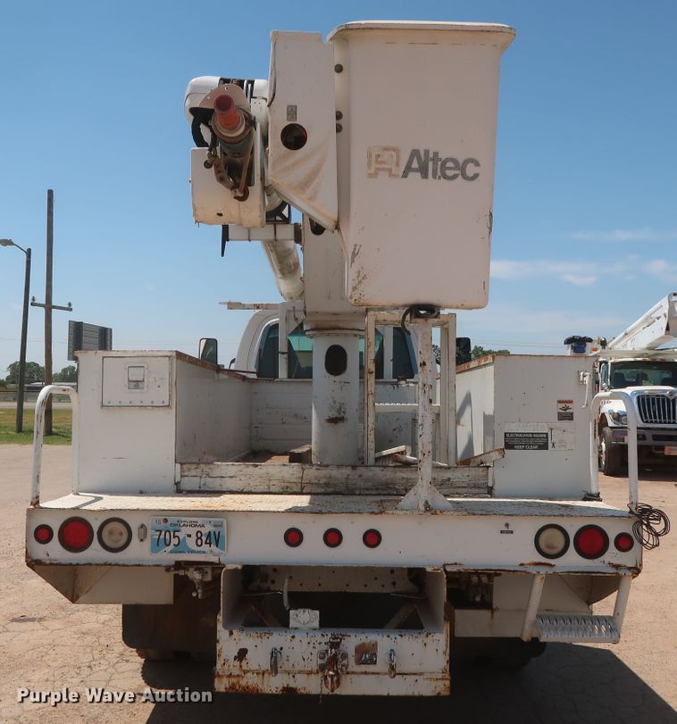 image for item HT9663 2006 Chevrolet C7500  bucket truck