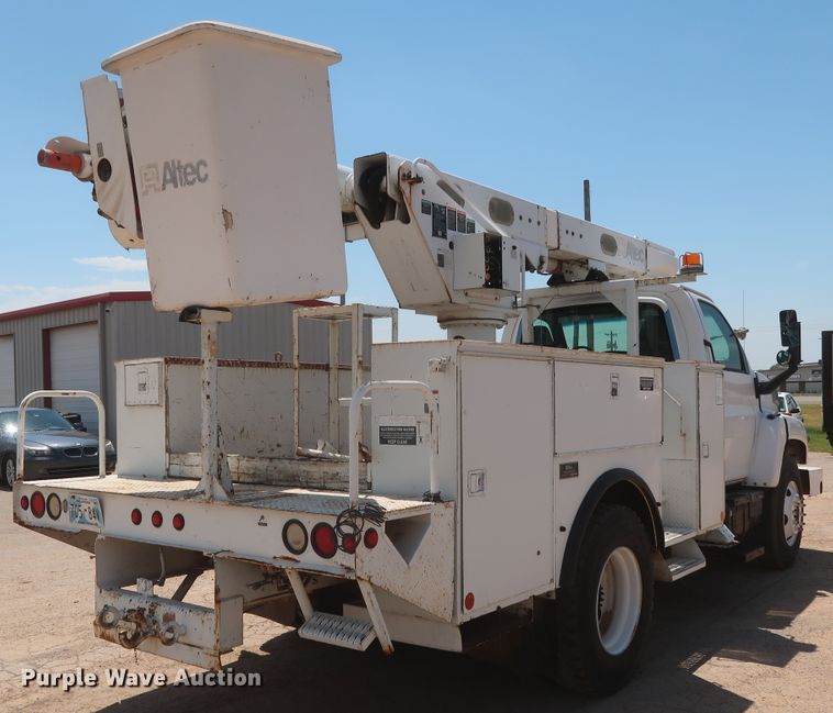 image for item HT9663 2006 Chevrolet C7500  bucket truck