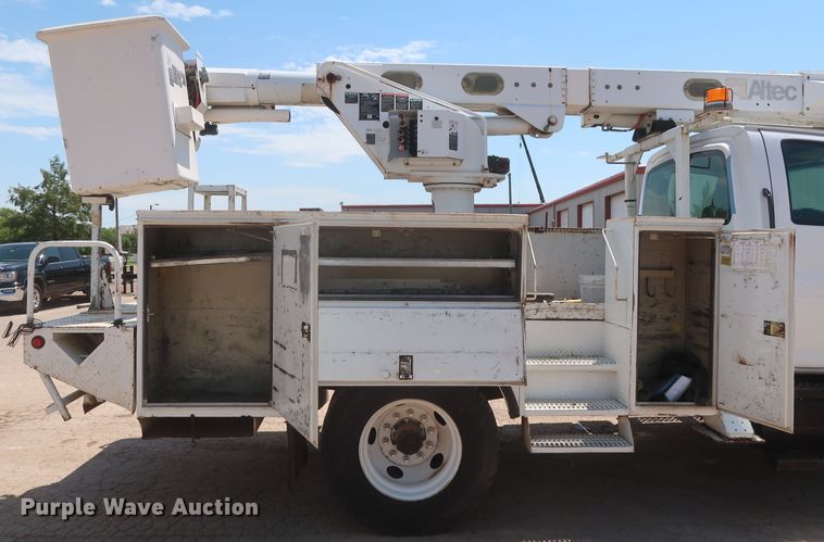 image for item HT9663 2006 Chevrolet C7500  bucket truck