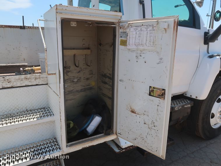 image for item HT9663 2006 Chevrolet C7500  bucket truck