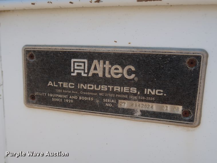 image for item HT9663 2006 Chevrolet C7500  bucket truck