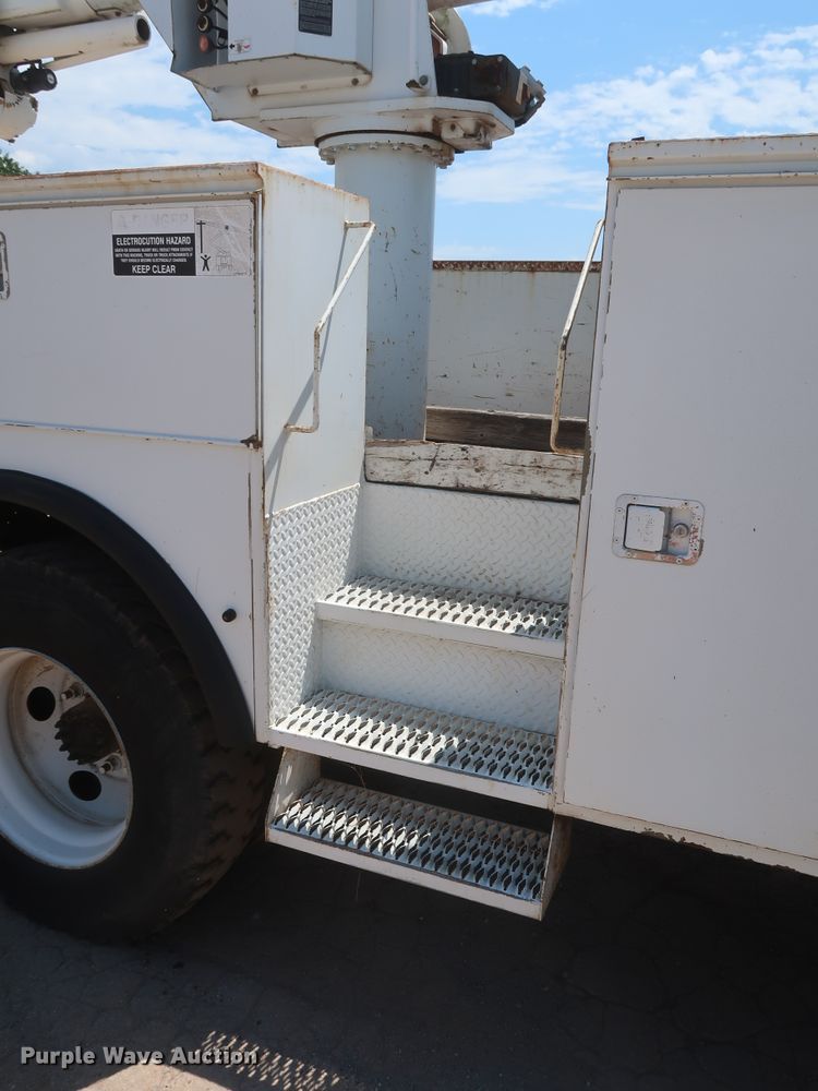 image for item HT9663 2006 Chevrolet C7500  bucket truck