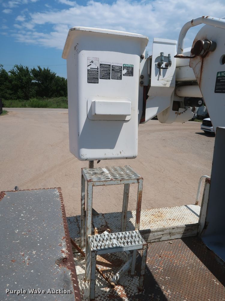 image for item HT9663 2006 Chevrolet C7500  bucket truck