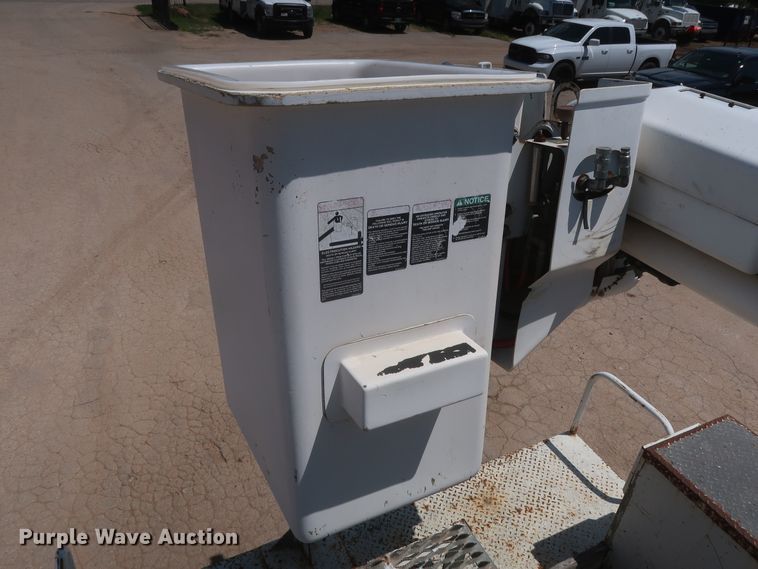 image for item HT9663 2006 Chevrolet C7500  bucket truck