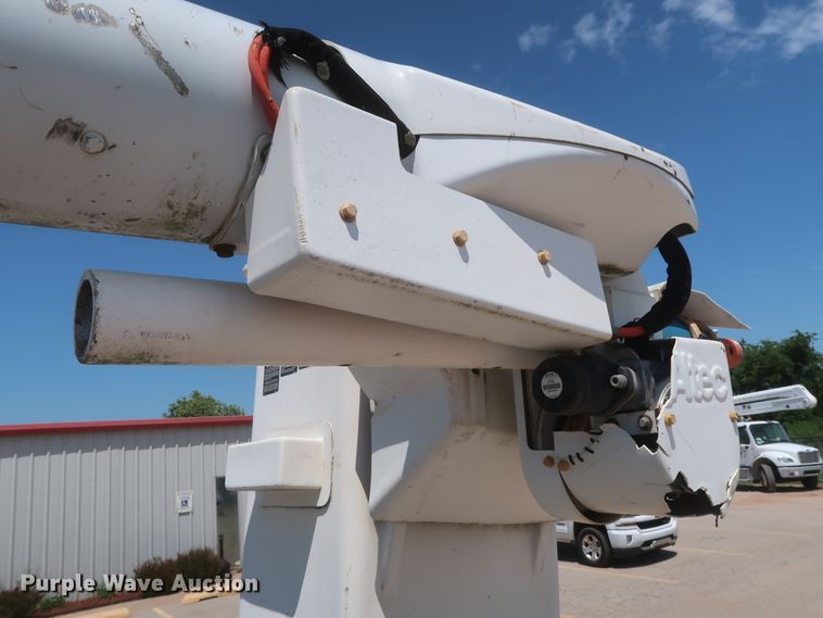 image for item HT9663 2006 Chevrolet C7500  bucket truck