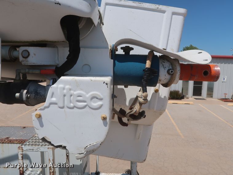 image for item HT9663 2006 Chevrolet C7500  bucket truck