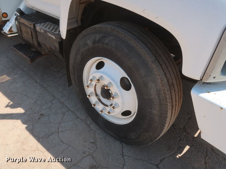 image for item HT9663 2006 Chevrolet C7500  bucket truck