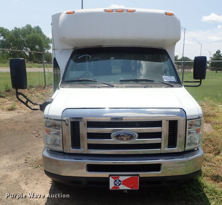 image for item DI4523 2011 Ford E450 Super Duty  shuttle bus