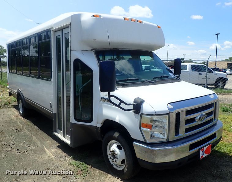 image for item DI4523 2011 Ford E450 Super Duty  shuttle bus