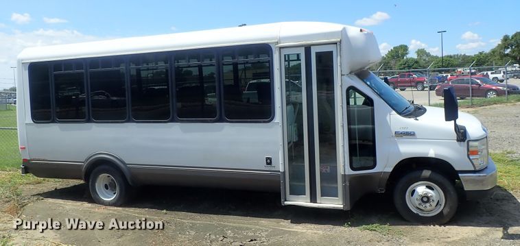 image for item DI4523 2011 Ford E450 Super Duty  shuttle bus
