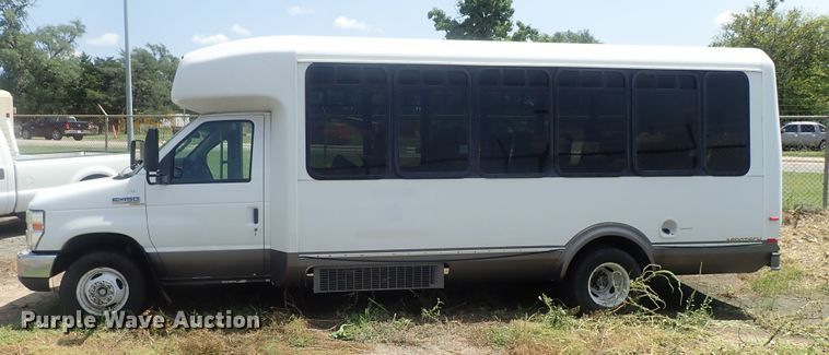 image for item DI4523 2011 Ford E450 Super Duty  shuttle bus