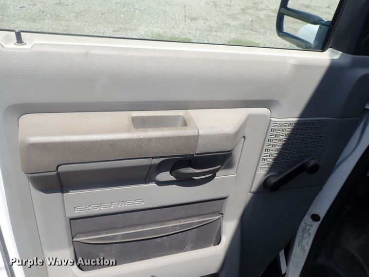 image for item DI4523 2011 Ford E450 Super Duty  shuttle bus