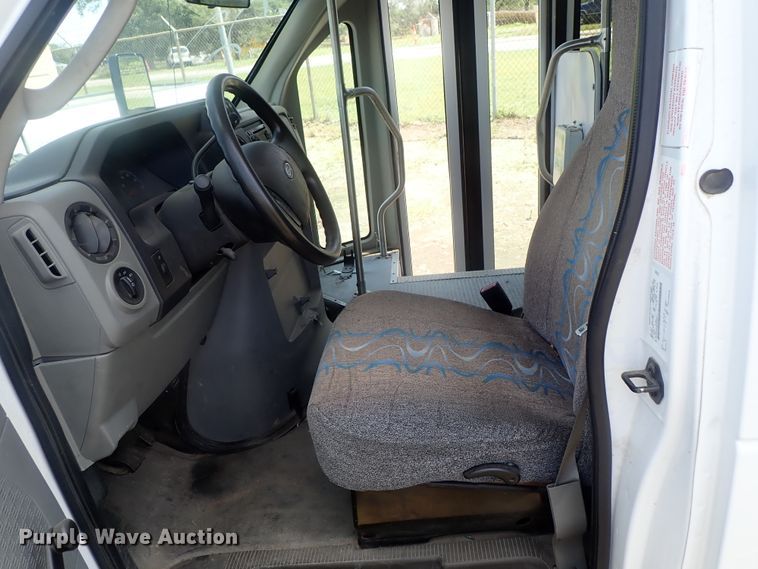 image for item DI4523 2011 Ford E450 Super Duty  shuttle bus