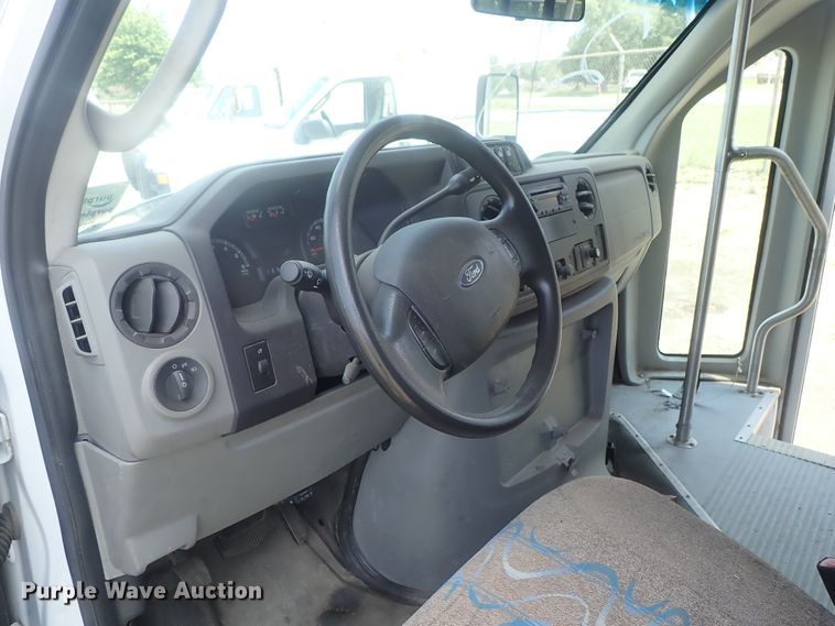 image for item DI4523 2011 Ford E450 Super Duty  shuttle bus