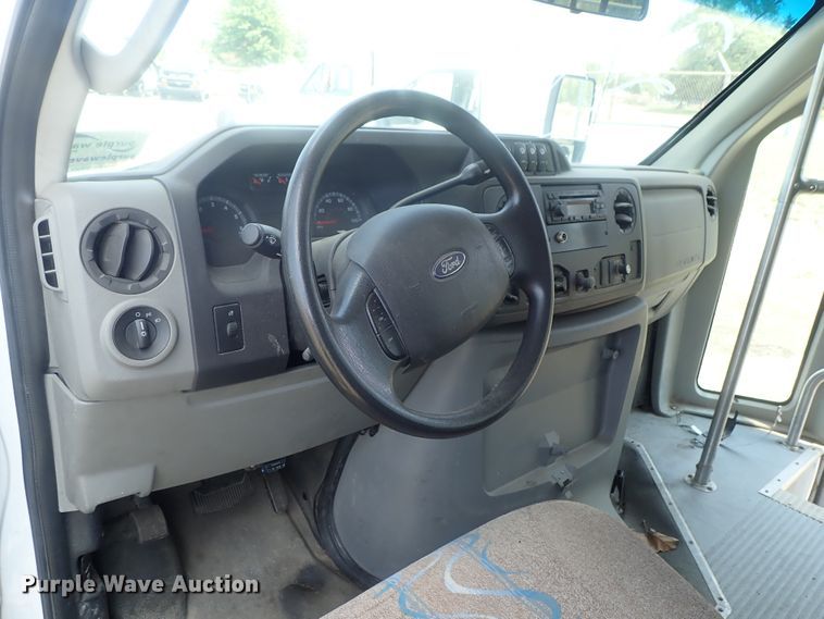 image for item DI4523 2011 Ford E450 Super Duty  shuttle bus