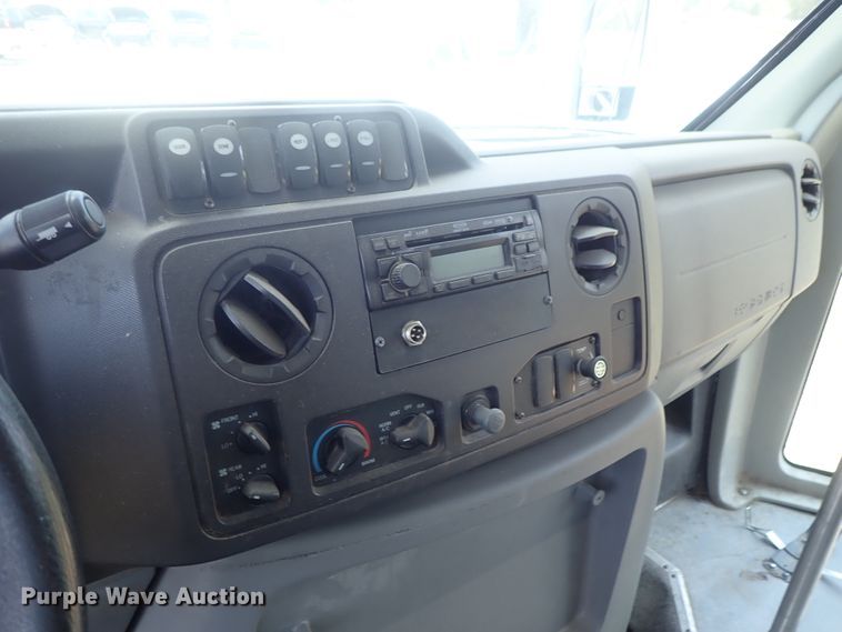 image for item DI4523 2011 Ford E450 Super Duty  shuttle bus