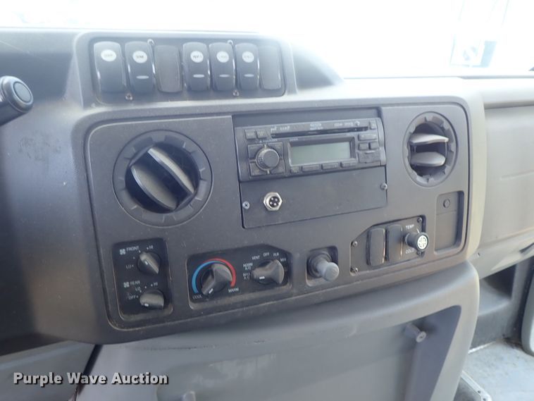 image for item DI4523 2011 Ford E450 Super Duty  shuttle bus