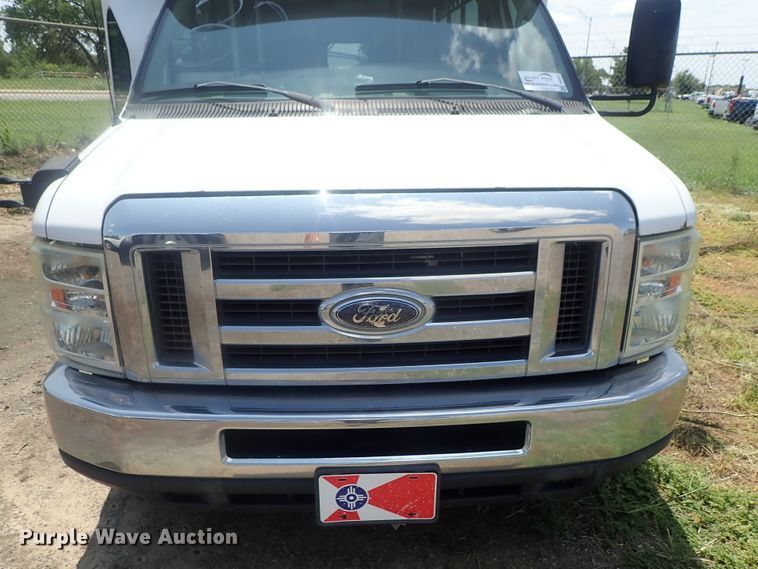 image for item DI4523 2011 Ford E450 Super Duty  shuttle bus