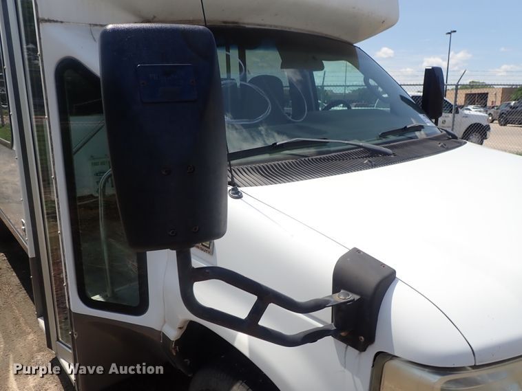 image for item DI4523 2011 Ford E450 Super Duty  shuttle bus