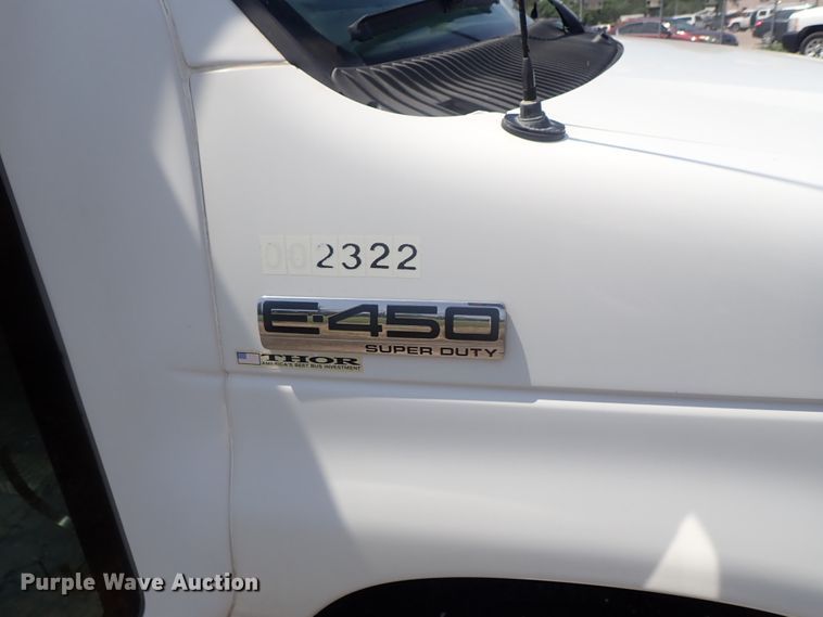 image for item DI4523 2011 Ford E450 Super Duty  shuttle bus