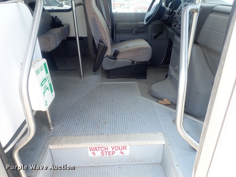 image for item DI4523 2011 Ford E450 Super Duty  shuttle bus