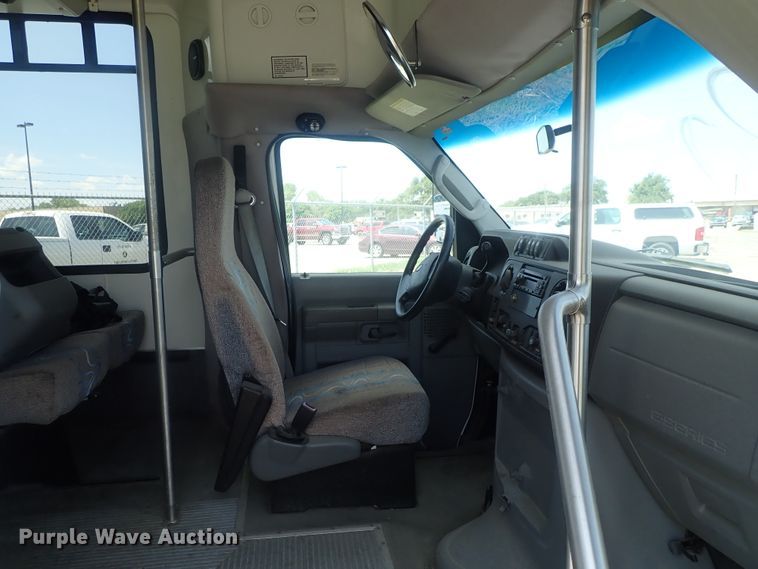 image for item DI4523 2011 Ford E450 Super Duty  shuttle bus