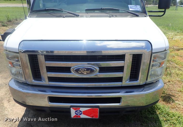 image for item DI4523 2011 Ford E450 Super Duty  shuttle bus